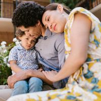 "He estudiado a más de 200 niños": siete frases calmantes que usan los padres que saben manejar las rabietas, según una experta en crianza