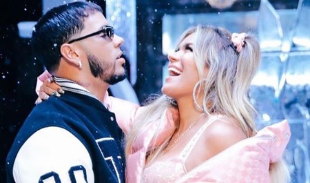 Karol G se cansó de estar buena y ahora es una chica que está mala, de coronavirus.