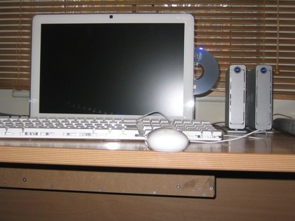 Un iMac sumergido bajo la mesa