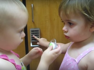 Los 9 vídeos más divertidos de bebés y sus chupetes