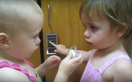 Los 9 vídeos más divertidos de bebés y sus chupetes