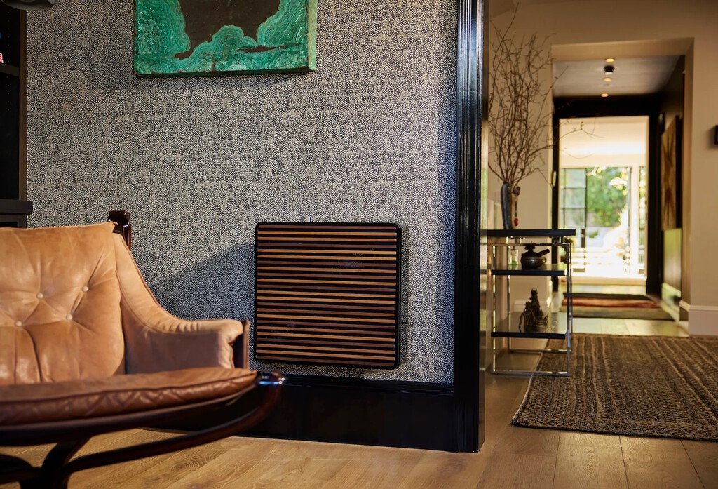 Parece un radiador colgado de la pared, pero es el genial invento de REL para que podamos poner un subwoofer enorme en el salón 