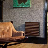REL quiere que no tengamos excusa para poner un subwoofer en el salón. Así es su nuevo modelo que podrás colgar de la pared