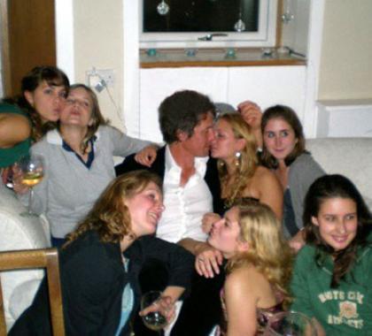 Hugh Grant sabe montarse una buena fiesta
