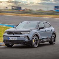 Probamos el Opel Mokka GSE, un SUV deportivo que me ha cambiado el chip: los coches eléctricos además de ser rápidos pueden ser divertidos