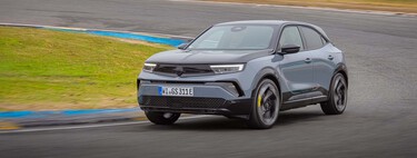 Probamos el Opel Mokka GSE, un SUV deportivo que me ha cambiado el chip: los coches eléctricos además de ser rápidos pueden ser divertidos