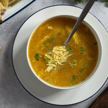 Alerta alimentaria: retiran dos lotes de sopa de pollo con fideos de sobre por la presencia de piezas de metal y caucho 