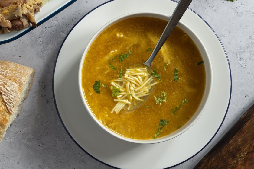 Alerta alimentaria: retiran dos lotes de sopa de pollo con fideos de sobre por la presencia de piezas de metal y caucho