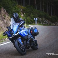 Probamos la BMW R 1300 RT: podrías pensar que es la misma moto rutera de siempre, pero es más potente y con un chasis que se transforma