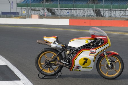Magia moderna para un mito clásico: Suzuki restaura la RG 500 de Barry Sheene campeona en 1976