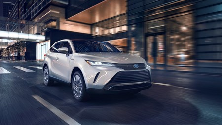 El Toyota Venza es el nuevo SUV híbrido a caballo entre el RAV4 y el Highlander, pero seguramente no lo veremos en Europa