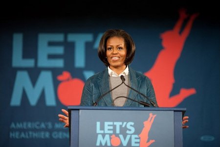 Michelle Obama se posiciona a favor de la lactancia y le llueven las críticas