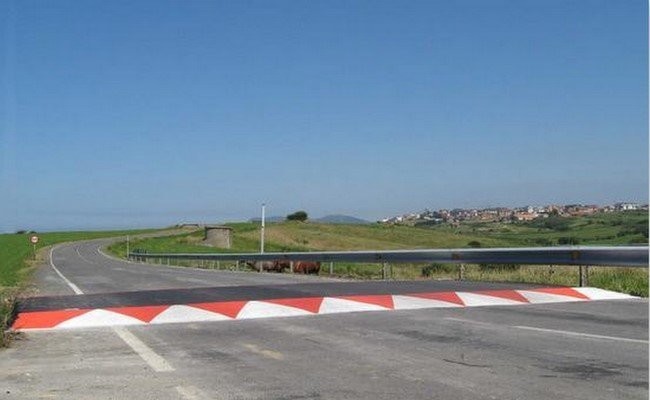 Reductor de velocidad, resalto, badén, guardia tumbado
