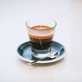 La cafetera portátil de Alcampo para tomarlo recién hecho, incluso de camino al trabajo, por menos de 40 euros