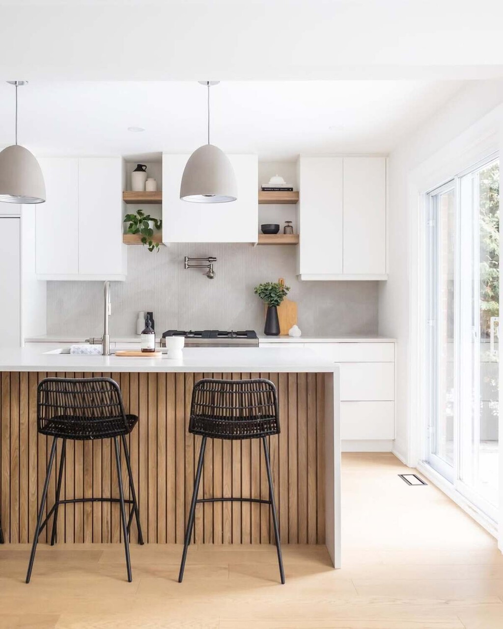 Este es el sustituto de los azulejos de la cocina: mejora la luminosidad y redefine la manera en que concebimos la cocina