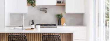 Adiós a los azulejos de la cocina: esta es la tendencia que da calidez, mejora la luminosidad y reinará en 2026