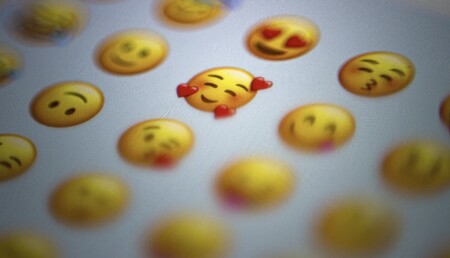 Si no te gustan los grupos para organizar tus contactos, prueba a hacerlo con emojis o etiquetas