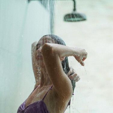 Este es el estante de ducha de Lidl para organizar tu baño sin taladros ni ventosas