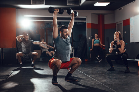 Solo con un par de mancuernas puedes tener un entrenamiento de CrossFit: cinco ejercicios para una rutina completa