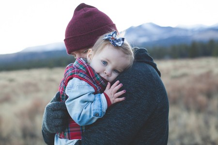 Abraza a tu hijo cada día: nueve beneficios de los abrazos para los niños