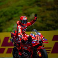 A Marc Márquez también le ponen multas por saltarse semáforos en rojo. El problema es que en MotoGP son un poquito más caras 