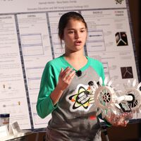 Aos 15 anos, ela construiu um gerador com um cano de PVC e 12 dólares; hoje, sua ideia poderia levar luz e água potável a lugares onde as grandes redes não chegam 
