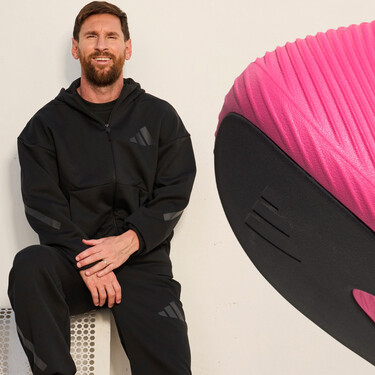 Parecen unas zapatillas venidas del futuro, pero en realidad son unas chanclas cómodas con las que Messi descansa entre partidos y que evitan que pase desapercibido