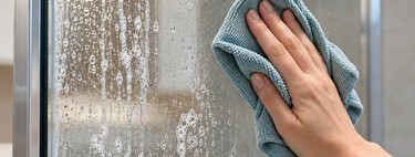 Los expertos en limpieza coinciden: para quitar la cal de la mampara de ducha hay que usar 120 ml de vinagre blanco, 60 ml de lavavajillas y 120 ml de agua  