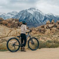 Hasta 70 kilómetros de batería y ruedas resistentes: así es la bicicleta eléctrica de montaña de Decathlon que rebaja su precio  