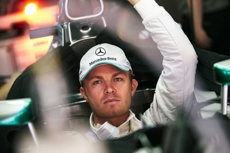 Los Mercedes AMG comienzan mandando mientras la pista se limpia poco a poco
