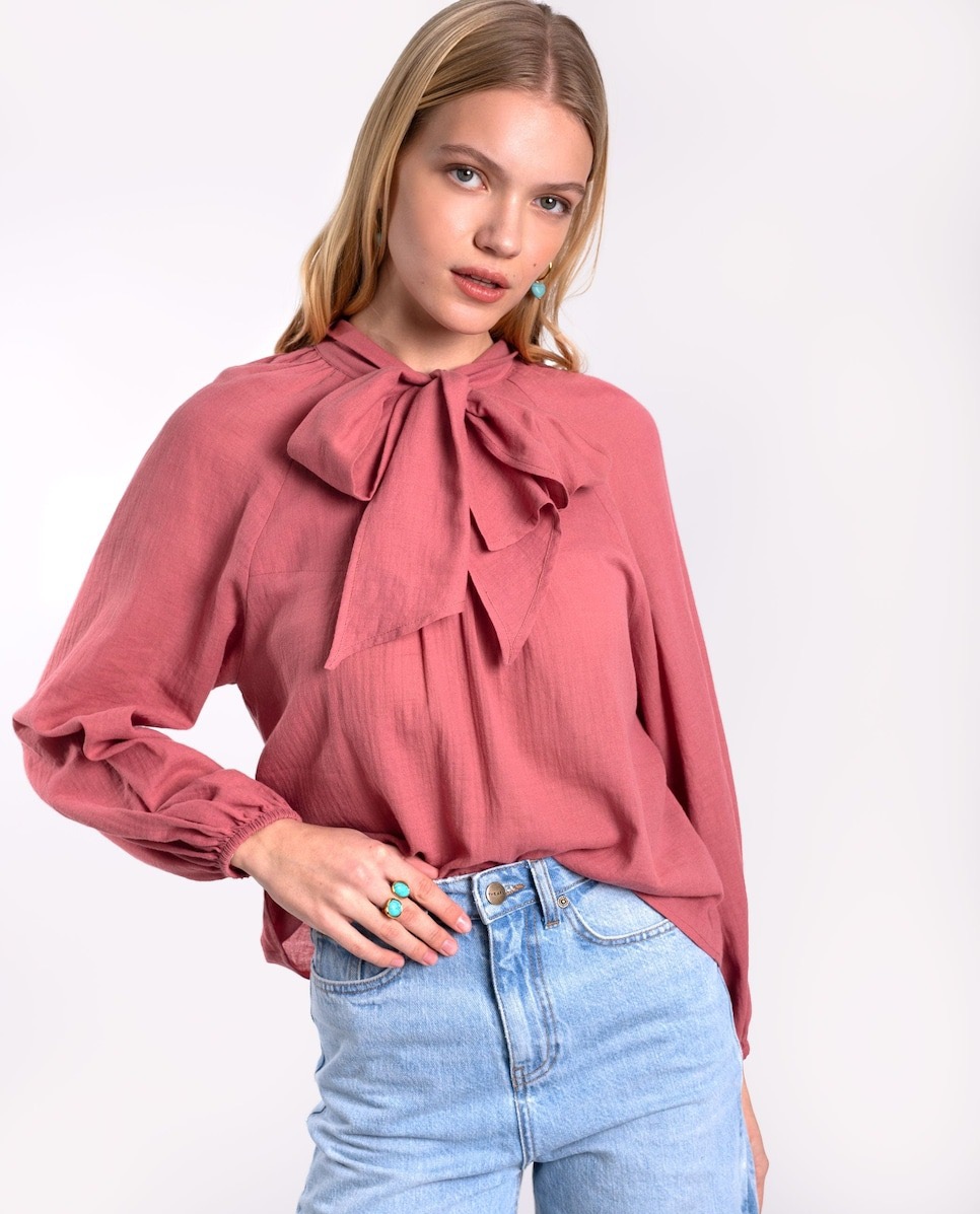 Blusa rosa con lazada 