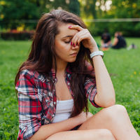 Sentirse solo estando acompañado: cómo combatir la soledad emocional que afecta a los adolescentes