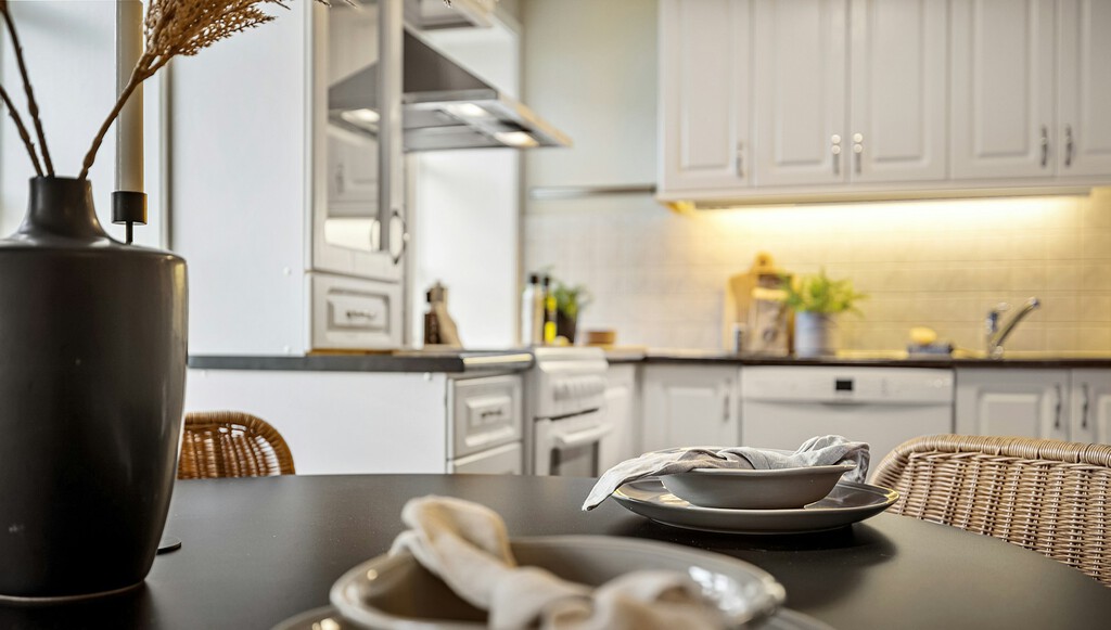 Jysk se inspira en Ikea lanzando un conjunto de sillas y mesa que cabe en comedores o cocinas pequeñas