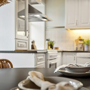 Jysk se inspira en Ikea lanzando un conjunto de sillas y mesa que cabe en comedores o cocinas pequeñas