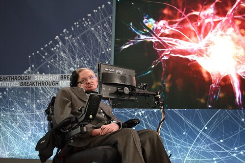 Stephen Hawking sentado. Créditos: banco de imagens