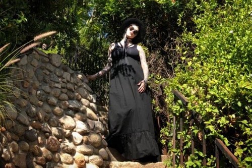 La tatuadora Kat Von D, anuncia embarazo y desata la polémica al decir que no vacunará a su bebé