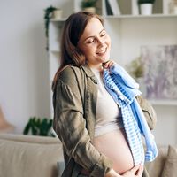 El Gobierno se defiende ante las críticas por la ampliación de permisos por nacimientos y cuidado del menor. "Existía riesgo de multa por parte de Europa" 