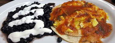 Cómo hacer huevos rancheros diferentes a los que siempre comes: el secreto está en usar este ingrediente