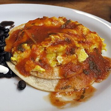 Cómo hacer huevos rancheros diferentes a los que siempre comes: el secreto está en usar este ingrediente