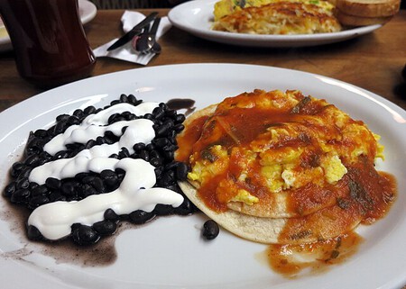 Cómo hacer huevos rancheros diferentes a los que siempre comes: el secreto está en usar este ingrediente