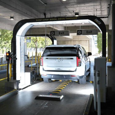 Fue a devolver el coche de alquiler y un túnel con IA le cobró 400 dólares al instante: una llanta tenía un roce de 2 cm 