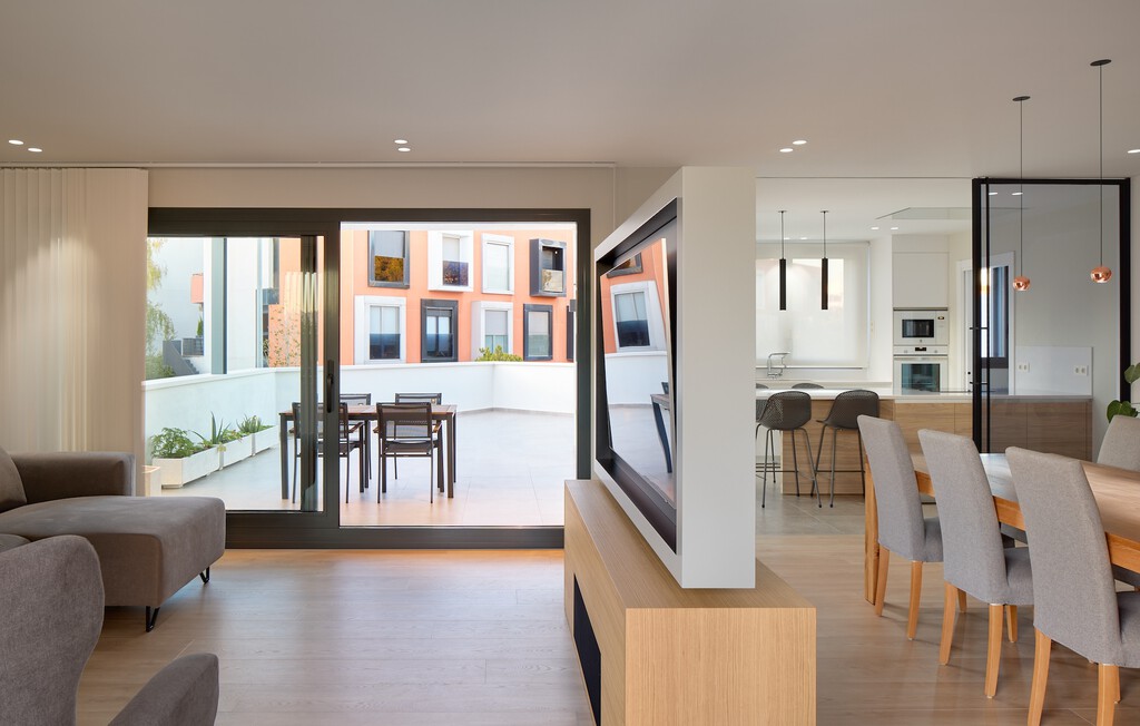 Casa VP es una vivienda unifamiliar que equilibra la privacidad interior y la conexión con un entorno urbano en Barcelona 