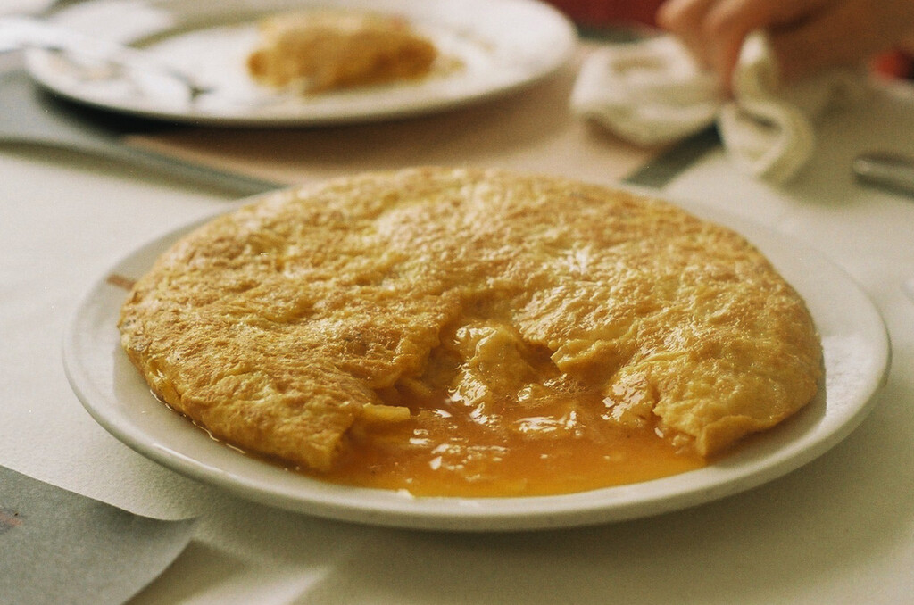El 53% de los españoles prefiere comer la tortilla poco hecha. La salmonella lleva años esperando pacientemente a que lo hagan