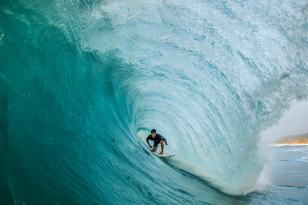 Si este verano vas a practicar surf, prepárate en el gimnasio con esta rutina