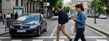 Según la psicología, hay una gran diferencia entre los peatones que cruzan mirando el móvil y los que agradecen con la mano 