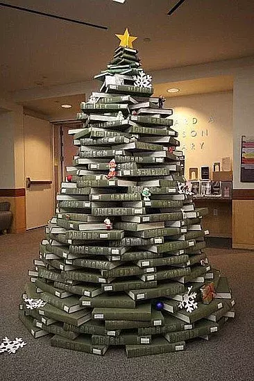 Un árbol de Navidad hecho con libros