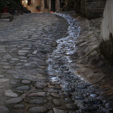 El pintoresco pueblo de Cáceres en el que el vino se hace en las casas de los vecinos y el rumor del agua de los arroyos retumba en cada esquina