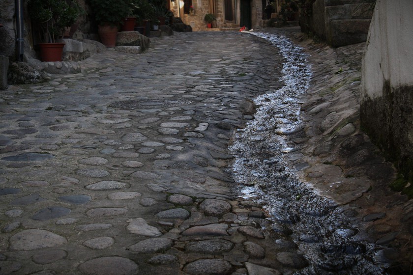 El pueblo medieval más auténtico de España se esconde en Cáceres. Conserva su idioma propio y corren arroyos por las calles empedradas