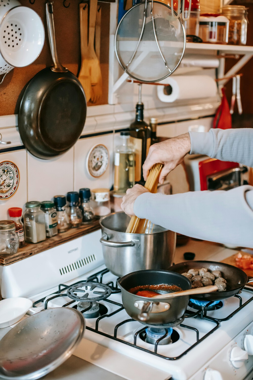 Adiós a la grasa incrustada: el método más fácil para limpiar las rejillas de la cocina con ingredientes que tienes en casa
