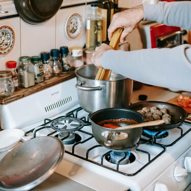 Limpiar los pegotes de grasa de la rejilla de la cocina nunca fue tan fácil con este truco con solo dos ingredientes